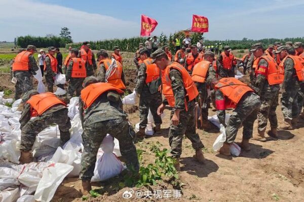 Over 300 Workers Contain Seepage at Key Hunan Dike, Safeguarding Dongting Lake Region Over_300_Workers_Contain_Seepage_at_Key_Hunan_Dike__Safeguarding_Dongting_Lake_Region