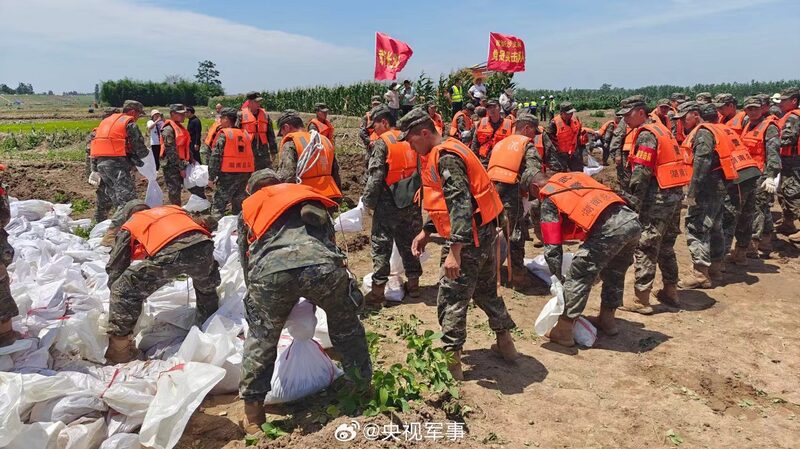 Over_300_Workers_Contain_Seepage_at_Key_Hunan_Dike__Safeguarding_Dongting_Lake_Region