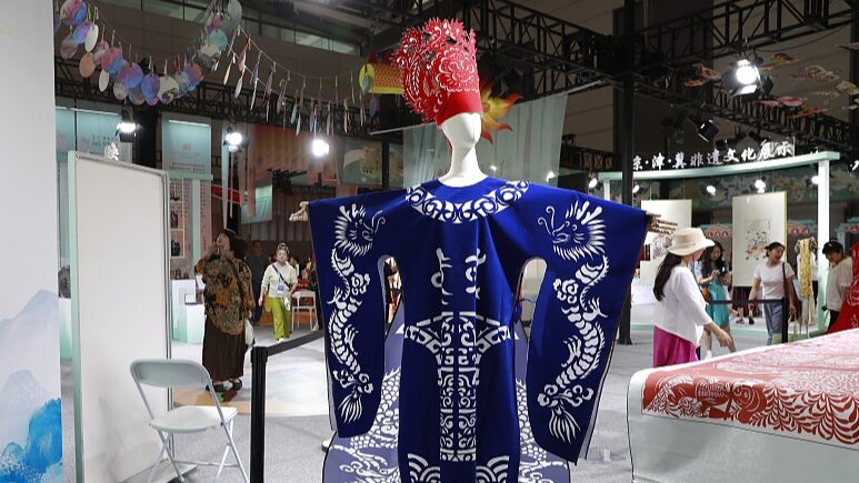 Paper_Cut_Hanfu_Costumes_Steal_the_Show_at_Xi_an_Silk_Road_Expo - Khabar Asia Paper_Cut_Hanfu_Costumes_Steal_the_Show_at_Xi_an_Silk_Road_Expo