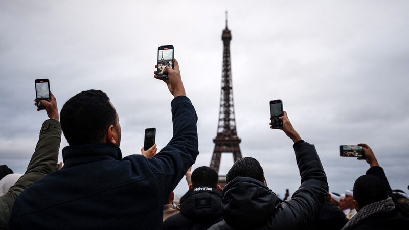 Paris_Mayor_Faces_Pushback_Over_Car-Free_Eiffel_Tower_Plan - Khabar Asia Paris Mayor Faces Pushback Over Car-Free Eiffel Tower Plan