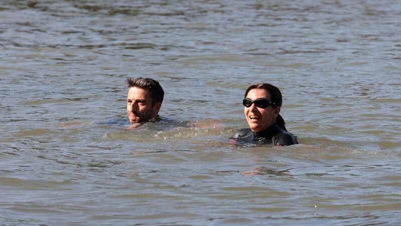 Paris_Mayor_Swims_in_the_Seine_to_Showcase_River_s_Cleanliness_Ahead_of_2024_Olympics - Khabar Asia Paris_Mayor_Swims_in_the_Seine_to_Showcase_River_s_Cleanliness_Ahead_of_2024_Olympics
