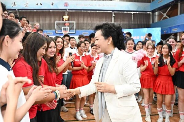 Peng_Liyuan_Attends_Lively_China_U_S__Youth_Cultural_Exchange_in_Beijing