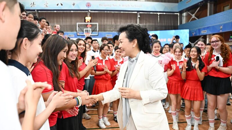 Peng_Liyuan_Attends_Lively_China_U_S__Youth_Cultural_Exchange_in_Beijing - Khabar Asia Peng_Liyuan_Attends_Lively_China_U_S__Youth_Cultural_Exchange_in_Beijing