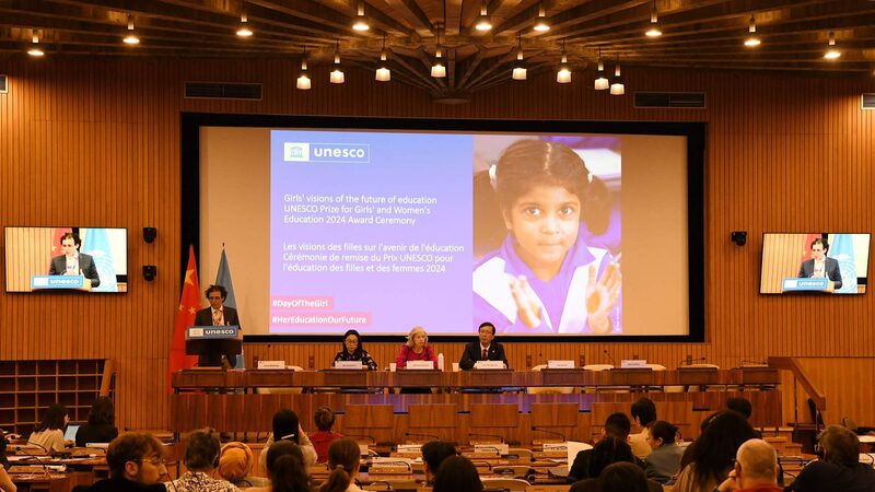 Peng_Liyuan_Congratulates_UNESCO_Award_Winners_for_Advancing_Girls__and_Women_s_Education - Khabar Asia Peng_Liyuan_Congratulates_UNESCO_Award_Winners_for_Advancing_Girls__and_Women_s_Education