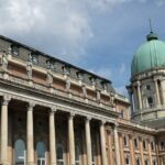 Peng Liyuan Explores Buda Castle, Shares Tea with Hungarian First Lady