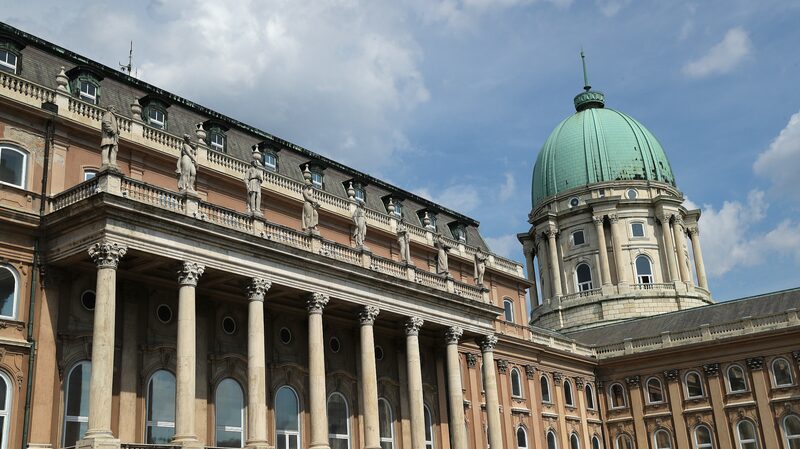 Peng Liyuan Explores Buda Castle, Shares Tea with Hungarian First Lady