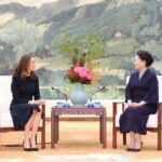 Peng_Liyuan_Hosts_Finnish_First_Lady_Suzanne_Innes_Stubb_in_Beijing