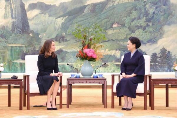 Peng Liyuan Hosts Finnish First Lady Suzanne Innes-Stubb in Beijing Peng_Liyuan_Hosts_Finnish_First_Lady_Suzanne_Innes_Stubb_in_Beijing