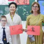 Peng_Liyuan_and_Aniko_Levai_Visit_Hungarian_Chinese_Bilingual_School_in_Budapest
