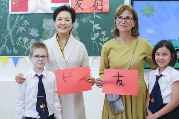 Peng Liyuan and Aniko Levai Visit Hungarian-Chinese Bilingual School in Budapest Peng_Liyuan_and_Aniko_Levai_Visit_Hungarian_Chinese_Bilingual_School_in_Budapest