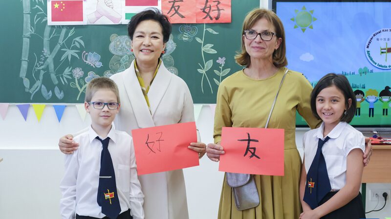 Peng_Liyuan_and_Aniko_Levai_Visit_Hungarian_Chinese_Bilingual_School_in_Budapest - Khabar Asia Peng_Liyuan_and_Aniko_Levai_Visit_Hungarian_Chinese_Bilingual_School_in_Budapest