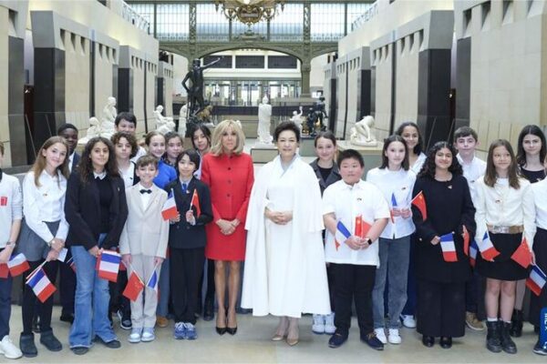 Peng Liyuan and Brigitte Macron Explore Impressionism at Paris’s Orsay Museum Peng Liyuan and Brigitte Macron Explore Impressionism at Paris's Orsay Museum