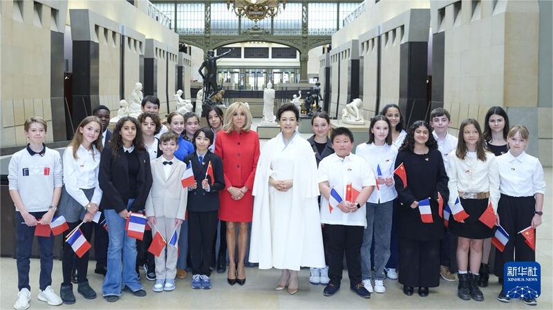 Peng_Liyuan_and_Brigitte_Macron_Explore_Impressionism_at_Pariss_Orsay_Museum - Khabar Asia Peng Liyuan and Brigitte Macron Explore Impressionism at Paris's Orsay Museum