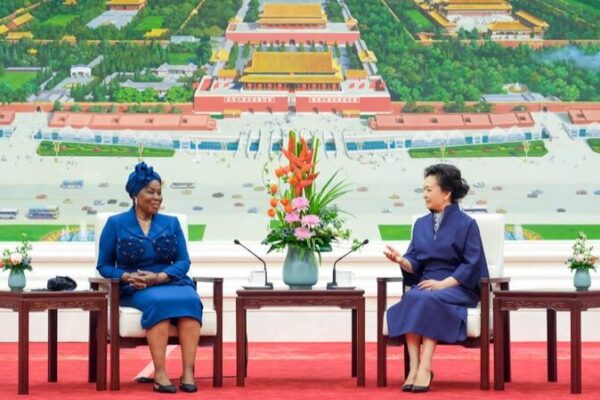 Peng Liyuan and Equatorial Guinean First Lady Strengthen Ties Over Tea in Beijing