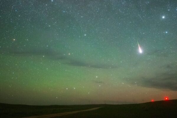 Perseid Meteor Shower Lights Up China’s Skies on Qixi Festival Night Perseid_Meteor_Shower_Lights_Up_China_s_Skies_on_Qixi_Festival_Night video poster