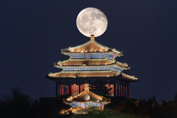 Photographers Add Modern Twist to Mid-Autumn Moon Gazing Photographers_Add_Modern_Twist_to_Mid_Autumn_Moon_Gazing