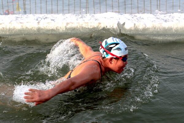 Plunging_into_the_Ice_Daqings_Winter_Swimming_Enthusiasts_Embrace_the_Chill - Khabar Asia Plunging into the Ice: Daqing's Winter Swimming Enthusiasts Embrace the Chill