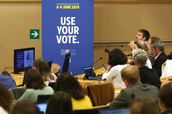Political Polarization Widens the Gap Between EU Elites and the Public Political Polarization Widens the Gap Between EU Elites and the Public
