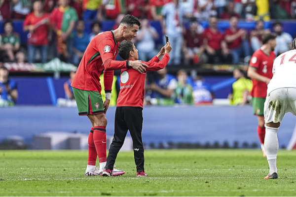 Portugal Coach Martinez Urges Ronaldo Fans to Halt Pitch Invasions Portugal Coach Martinez Urges Ronaldo Fans to Halt Pitch Invasions