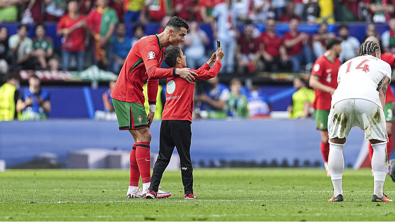 Portugal_Coach_Martinez_Urges_Ronaldo_Fans_to_Halt_Pitch_Invasions - Khabar Asia Portugal Coach Martinez Urges Ronaldo Fans to Halt Pitch Invasions