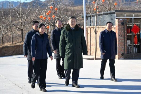 President_Xi_Braves_Cold_to_Comfort_Flood_Victims_in_Liaoning_Province