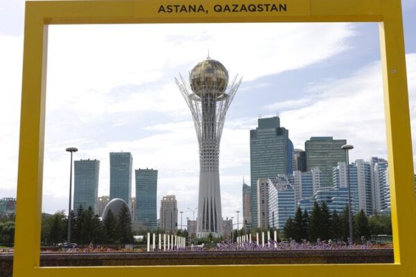 President Xi Jinping Warmly Welcomed by Kazakh President Tokayev