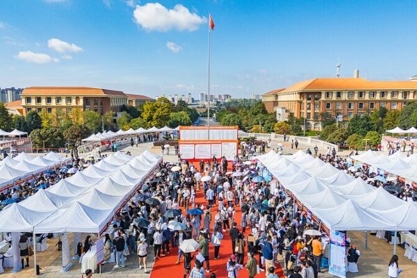 President Xi’s Upcoming Article on High-Quality Employment Set for Qiushi Journal Release President_Xi_s_Upcoming_Article_on_High_Quality_Employment_Set_for_Qiushi_Journal_Release