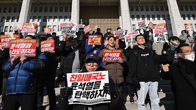Protesters_in_Seoul_Demand_President_Yoon_s_Impeachment_After_Martial_Law_Attempt - Khabar Asia Protesters_in_Seoul_Demand_President_Yoon_s_Impeachment_After_Martial_Law_Attempt