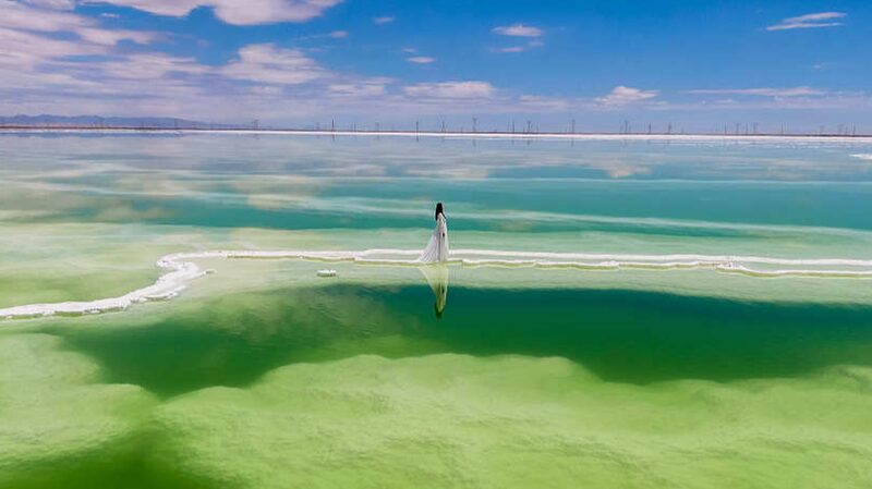 Qarhan_Salt_Lake_in_Qinghai_Shines_Emerald_Green_in_Summer - Khabar Asia Qarhan Salt Lake in Qinghai Shines Emerald Green in Summer