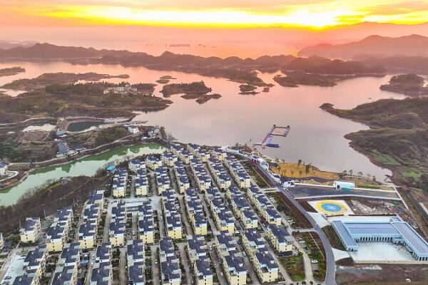 Qiandao Lake's Winter Radiance: A Kaleidoscope of Colors in Zhejiang Province