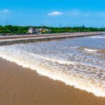 Qiantang_River_s_Spectacular_Tidal_Bore_Wows_Visitors