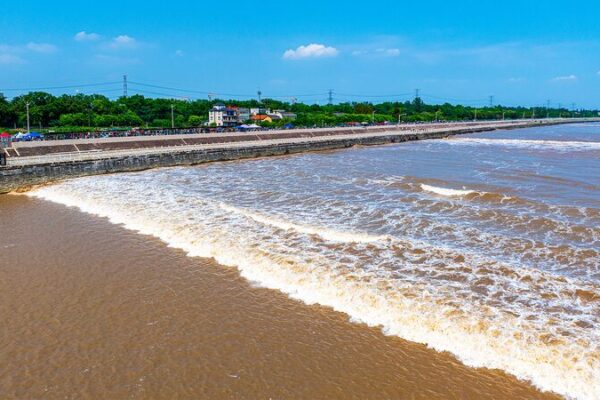 Qiantang_River_s_Spectacular_Tidal_Bore_Wows_Visitors