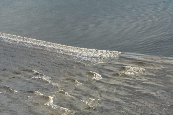 Qiantang River’s Spectacular Tidal Bore: Witness Nature’s Power in East China Qiantang River's Spectacular Tidal Bore: Witness Nature's Power in East China video poster