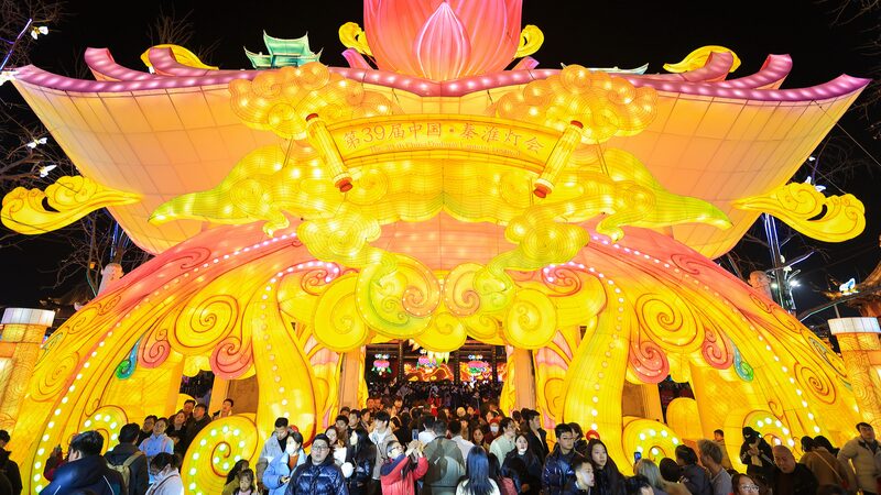 Qinhuai_Lantern_Festival_Lights_Up_Nanjing_with_Splendor - Khabar Asia Qinhuai_Lantern_Festival_Lights_Up_Nanjing_with_Splendor