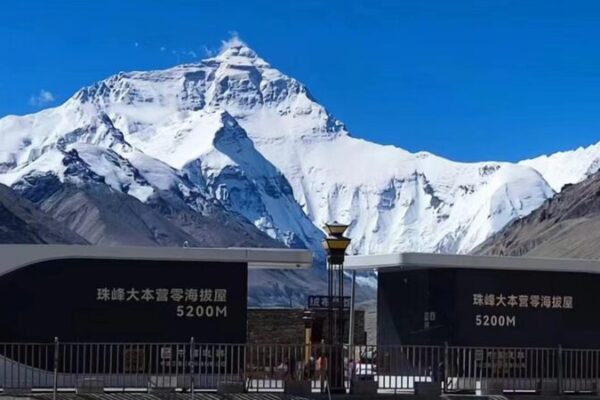 Qomolangma’s New Hyperbaric Oxygen Chamber Saves Tourists from Altitude Sickness Qomolangma_s_New_Hyperbaric_Oxygen_Chamber_Saves_Tourists_from_Altitude_Sickness