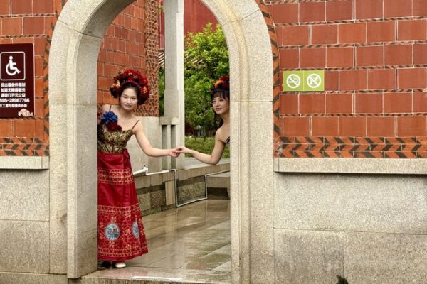 Quanzhou’s Zan Hua Wei: Reviving the Vibrant Tradition of Hairpin Flowers Quanzhou's Zan Hua Wei: Reviving the Vibrant Tradition of Hairpin Flowers
