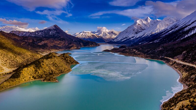 Ranwu_Lake__A_Glacial_Gem_Along_the_Chengdu_Lhasa_Highway