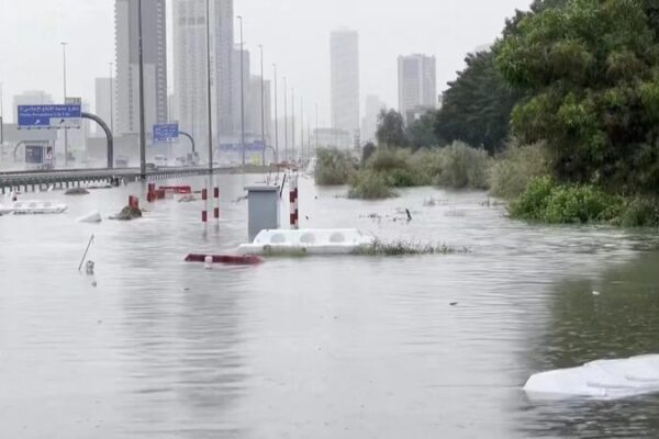 Rare Downpour Floods Dubai, Disrupts Flights and Traffic Rare Downpour Floods Dubai, Disrupts Flights and Traffic