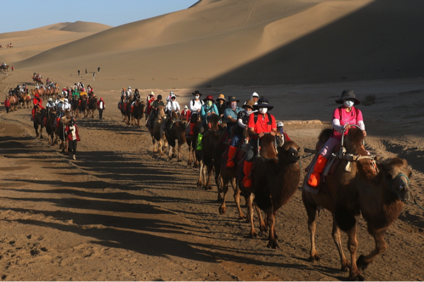 Record_Numbers_of_Tourists_Flock_to_Dunhuang_During_Mid_Autumn_Festival