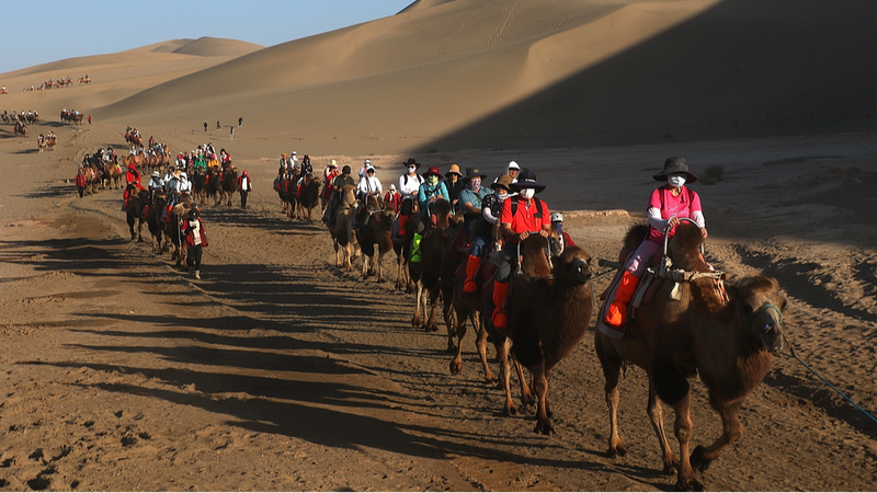 Record_Numbers_of_Tourists_Flock_to_Dunhuang_During_Mid_Autumn_Festival