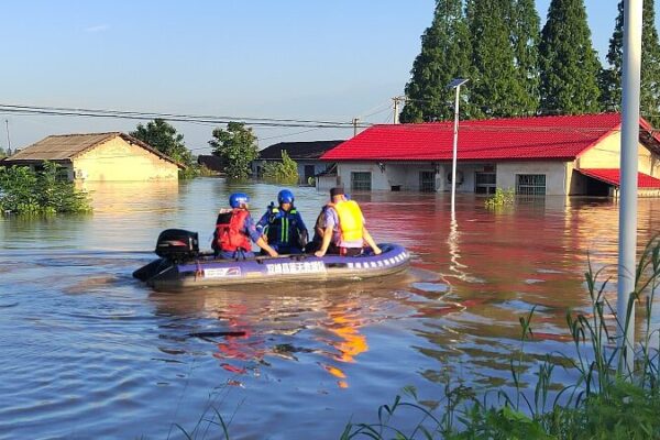 Rescue Efforts Intensify After Dongting Lake Dike Breach in Central China video poster