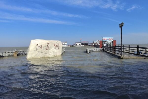 Rescue_Efforts_Intensify_After_Dongting_Lake_Dike_Breach_in_Hunan_Province