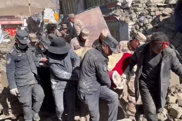 Rescue_Efforts_Intensify_After_Magnitude_6_8_Quake_Hits_Xizang_s_Dingri_County