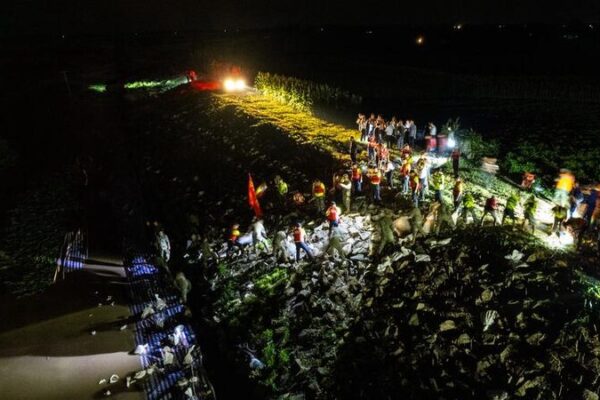 Rescue_Efforts_Seal_Dike_Breach_at_Dongting_Lake_in_Central_China video poster
