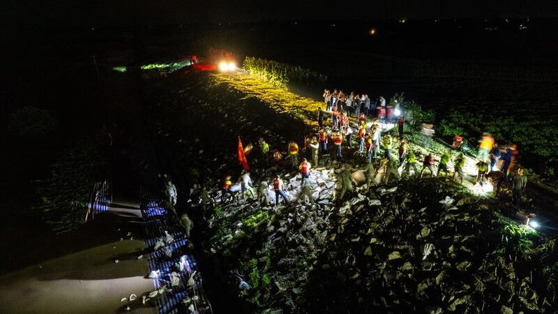 Rescue_Efforts_Seal_Dike_Breach_at_Dongting_Lake_in_Central_China video poster