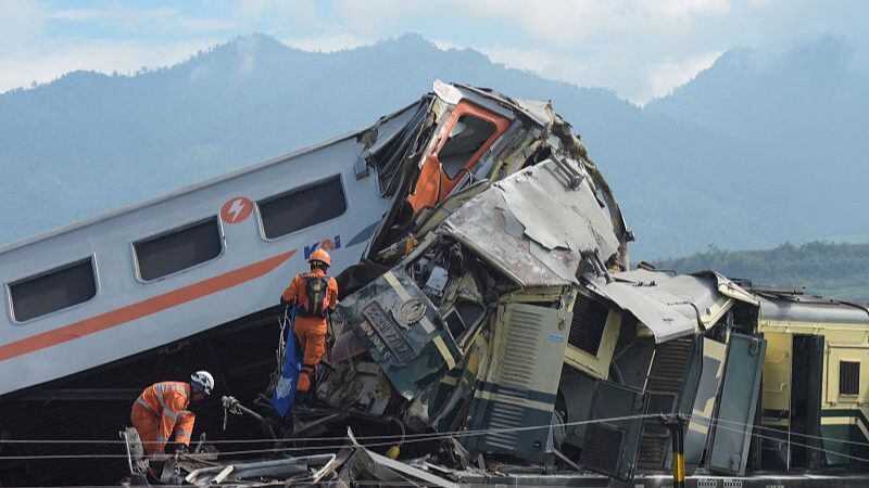 Rescue_Operations_Underway_After_Train_Collision_in_Indonesias_Java_Island - Khabar Asia Rescue Operations Underway After Train Collision in Indonesia's Java Island