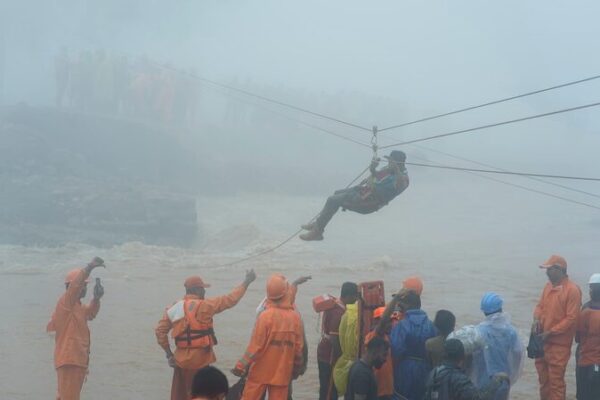 Rescuers_Search_Amidst_Southern_India_Landslides__Death_Toll_Rises