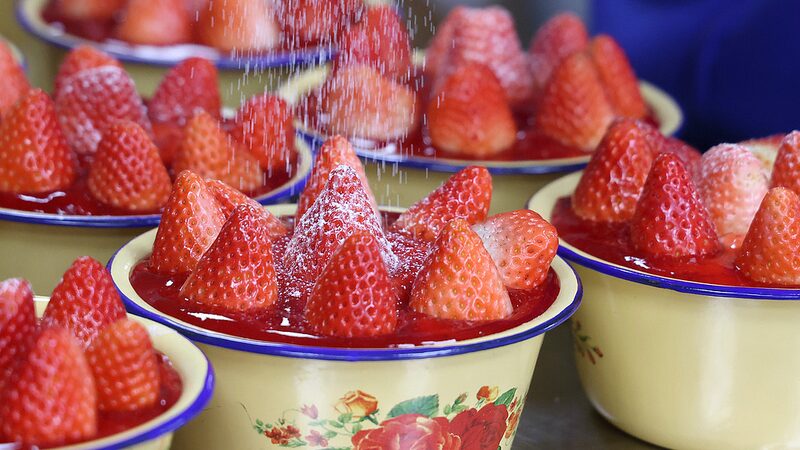 Retro_Revival__Enamel_Bowl_Strawberry_Cakes_Trend_Across_China