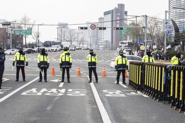 Rival_Protests_Erupt_in_Seoul_Over_Suspended_President_Yoon_Suk_yeol
