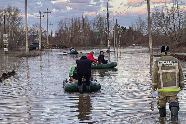 Russia Evacuates 2,000 as Floods Hit Orsk After Ural River Overflows Russia Evacuates 2,000 as Floods Hit Orsk After Ural River Overflows